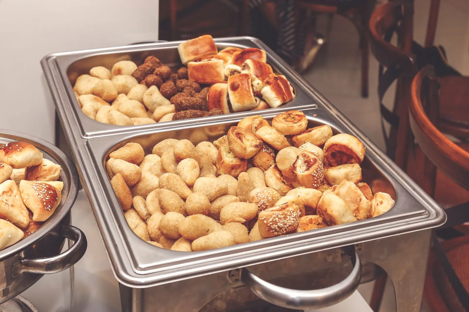 Reichhaltiges Buffet-Catering mit warmen und kalten Speisen in Berlin