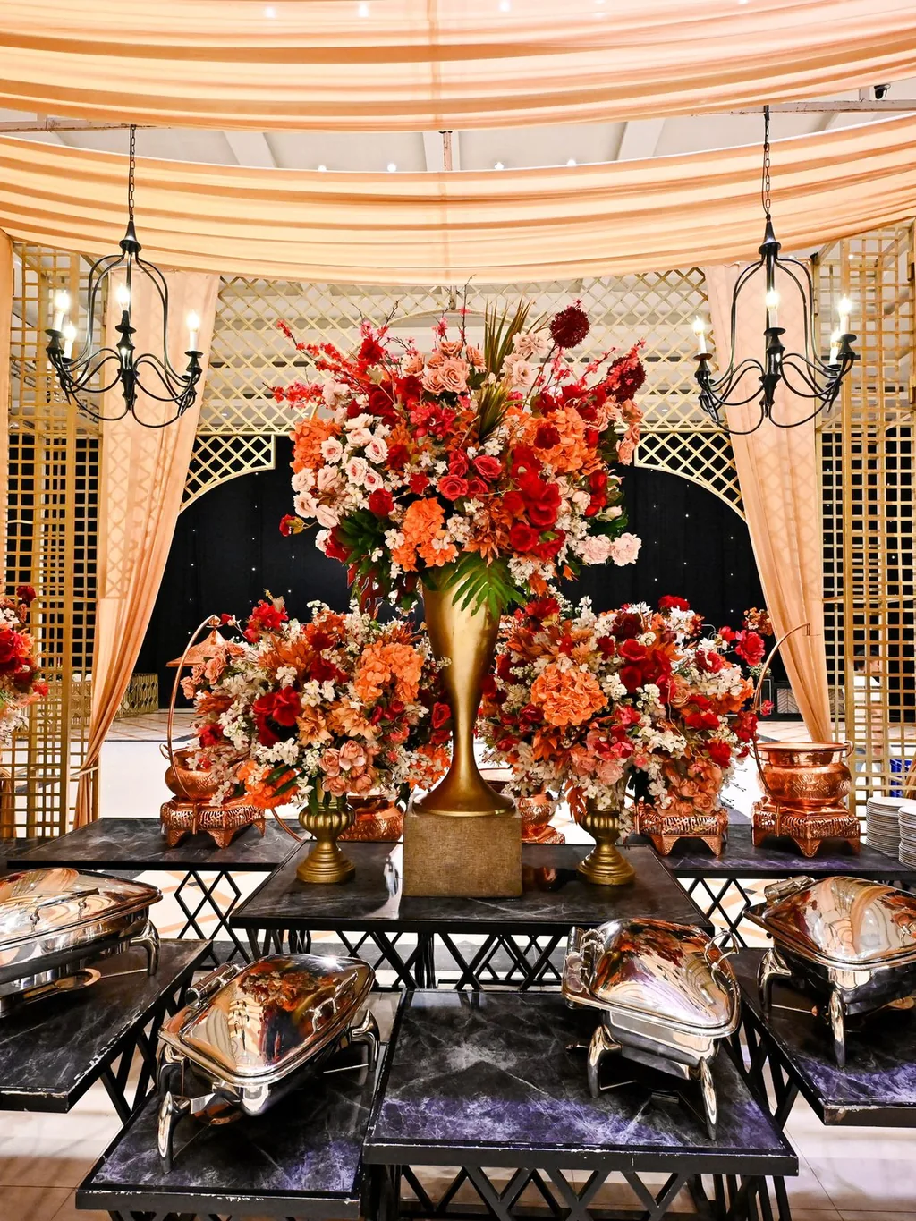 Elegant gedeckte Hochzeitstafel mit Catering in Berlin