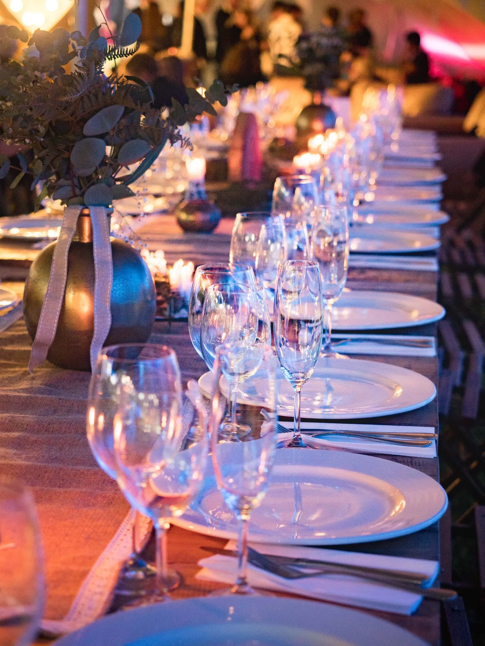 Elegant gedeckte Hochzeitstafel mit Catering in Berlin